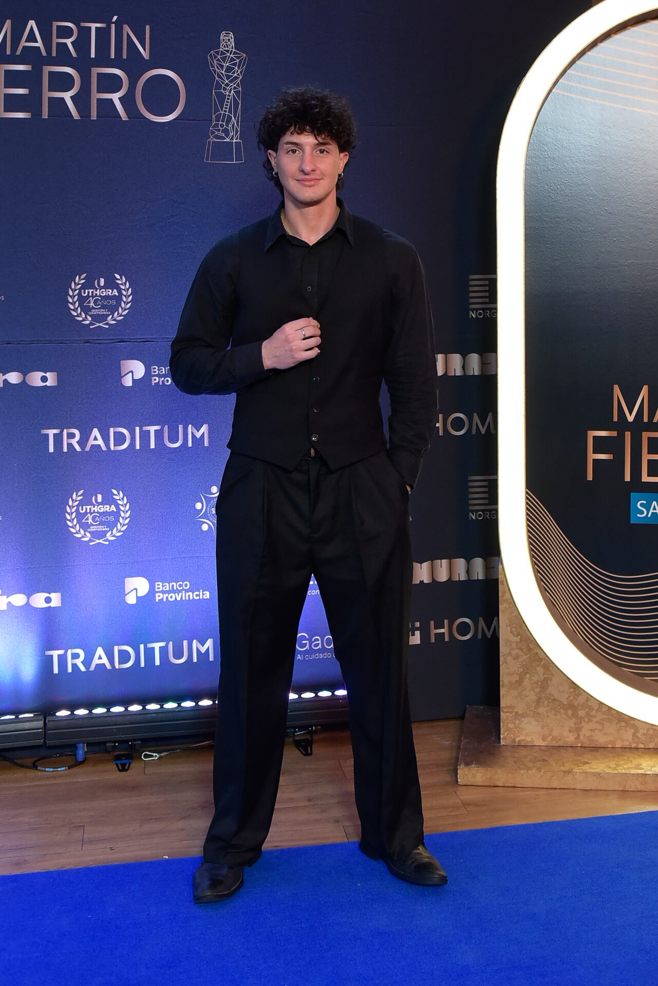 Kablan completó el look con zapatos negros y utilizó un anillo metálico en la mano derecha