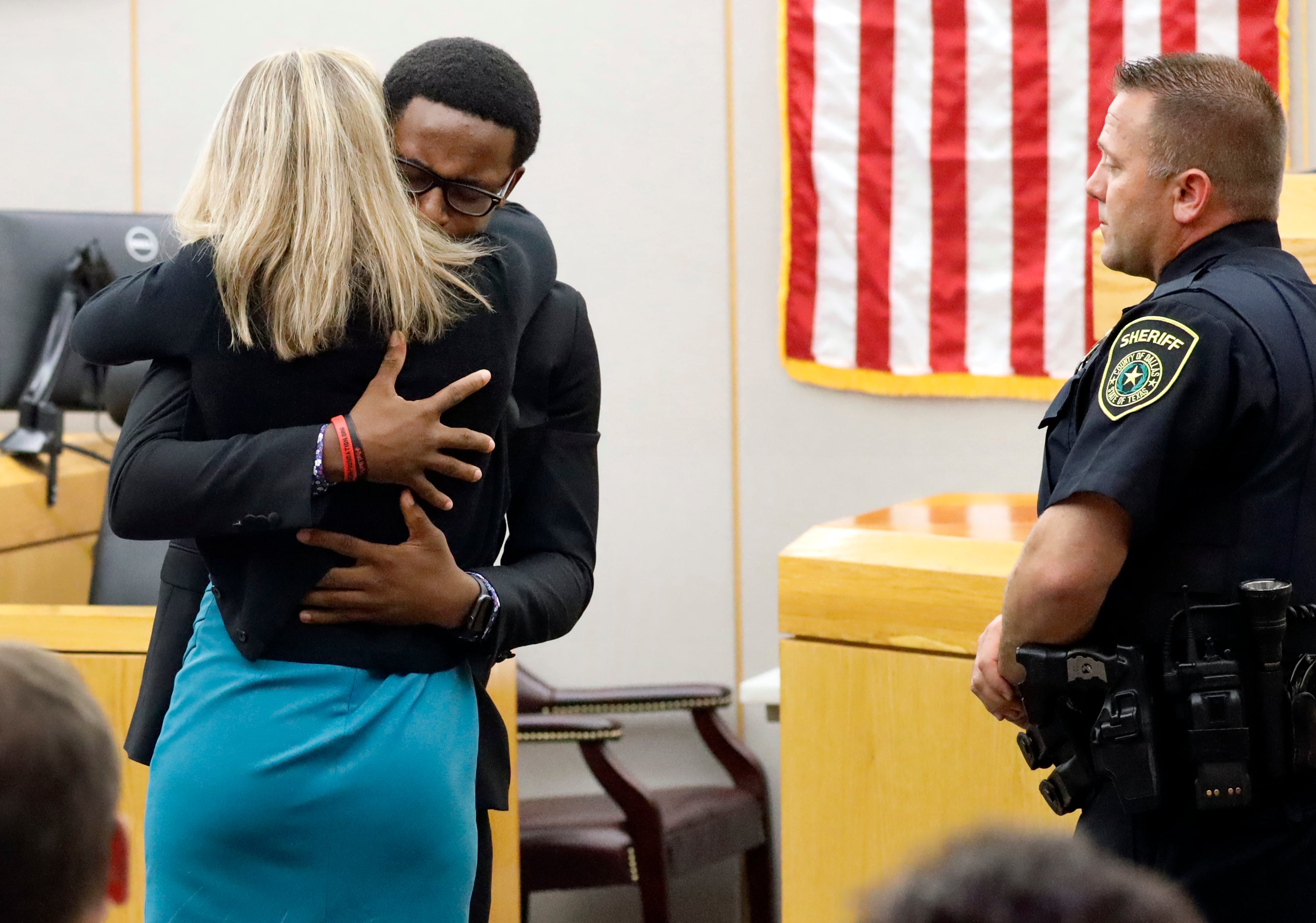 Brandt Jean, hermano de Botham Jean, abrazó a Amber Guyger durante el juicio tras decirle que la perdonaba (Tom Fox/The Dallas Morning News vía AP, Pool).