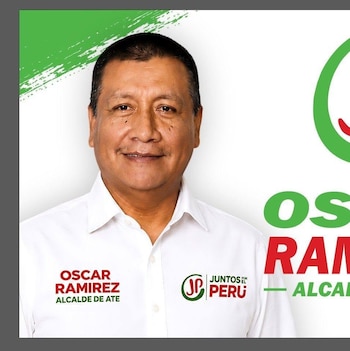 Retrato de un hombre con camisa blanca junto al logotipo del partido Juntos por el Perú y el texto Oscar Ramírez