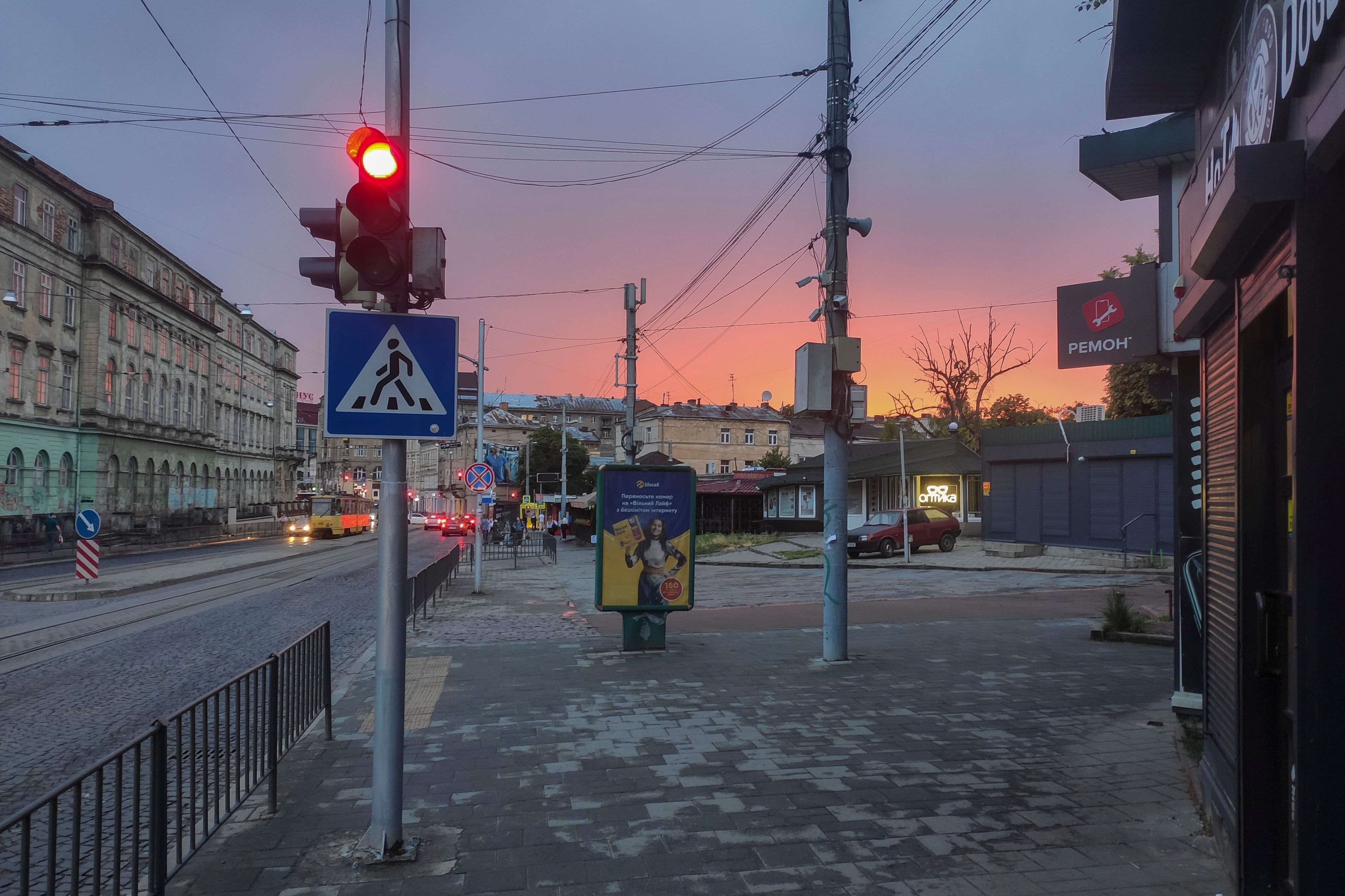 Las altas temperaturas ponen más presión sobre el sistema eléctrico ucraniano (EFE/ Rostyslav Averchuk)