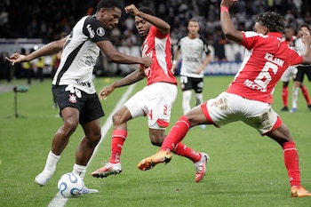 André Luiz (i) de Corinthians disputa el balón con Luis Palacios (c) y Kilian Toscano de Santa Fe este miércoles, durante el partido de la segunda jornada del Grupo E de la Copa Libertadores jugado en el estadio Neo Química Arena de Sao Paulo - crédito Sebastiao Moreira/EFE