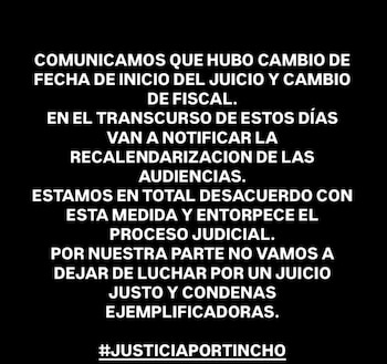 Texto en letras mayúsculas blancas sobre fondo negro que comunica cambios en las fechas de un juicio y finaliza con una etiqueta