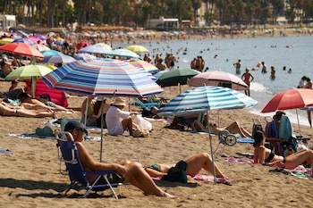 Familias se bañan y toman el sol en la playa de La Malagueta.