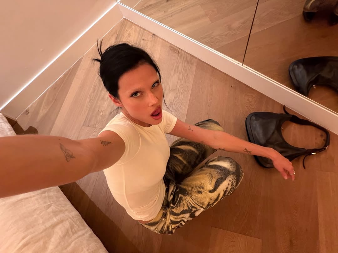 La actriz Valentina Zenere compartió esta imagen en sus redes sociales, luciendo un look casual y una expresión característica, capturando la atención de sus seguidores.