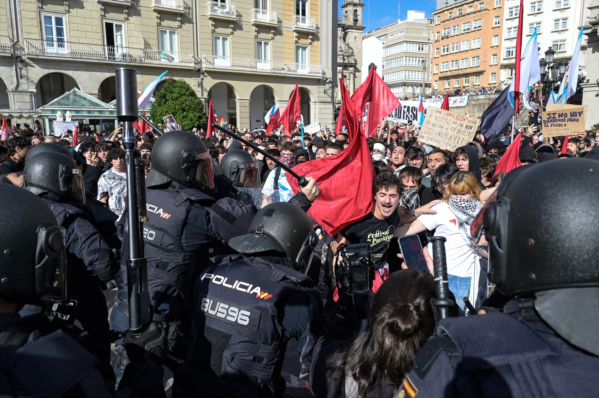 Cargas policiales contra manifestantes en acto de Vox en A Coruña (M. Dylan / Europa Press)