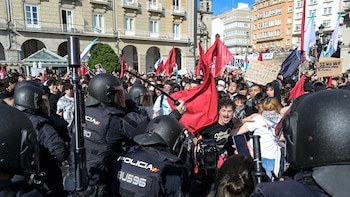 Cargas policiales, petardos y tensión rodean el acto de Santiago Abascal en A Coruña: miles de estudiantes se han concentrado contra el líder de Vox