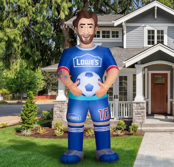 El inflable de Messi de 3 metros de altura, pieza central de 'Epically More Messi', solo está disponible para miembros de los programas de recompensas de Lowe’s (@EldenMonitors)