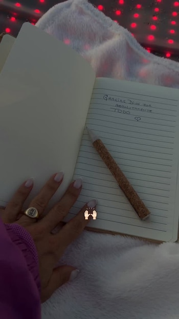 "Gracias Dios por absolutamente todo", escribió la modelo en su cuaderno luego de meditar en grupo (Instagram)
