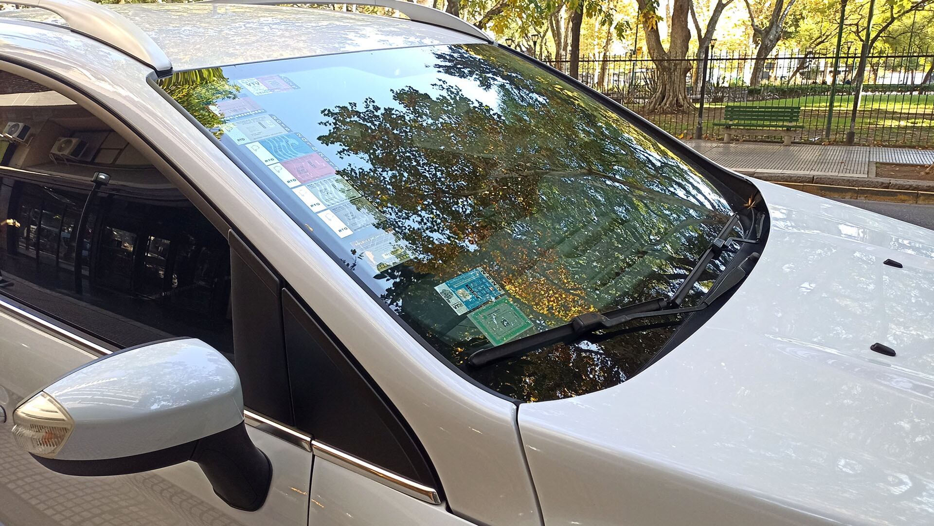 El grosor del parante delantero y el tamaño del espejo es apreciable desde el exterior