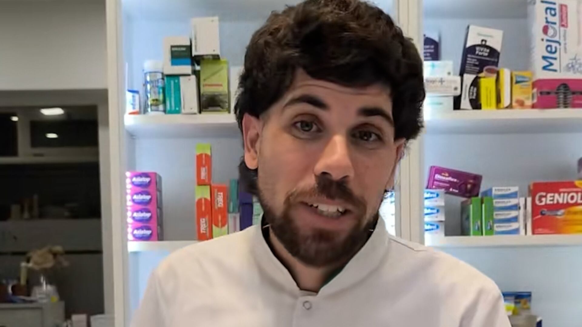 El farmacéutico Nicolás, conocido como NicoCas en TikTok, se viraliza al compartir los pedidos más insólitos de sus clientes en la farmacia