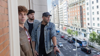 La banda de rock 'Veintiuno' presenta en una entrevista su nueva canción 'Troya'