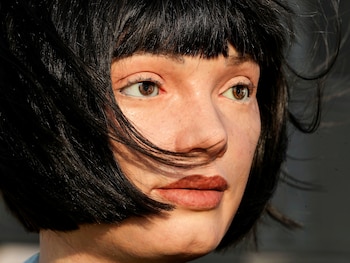 Ai-Da, el primer robot humanoide artista, verá su obra subastada en la casa Sotheby’s (REUTERS/Mohamed Abd El Ghany)