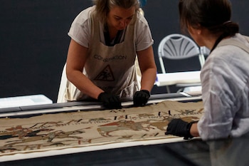 El despliegue del tapiz de Bayeux requirió 18 horas de trabajo y una operación de 27 etapas con conservadores franceses y británicos
