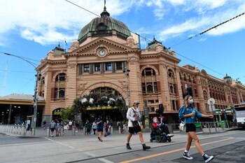 Gente pasa por la estación