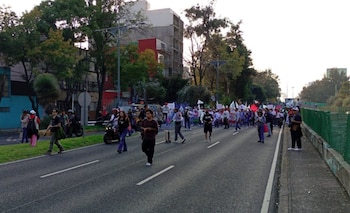 Trabajadores del IMSS bloquean Viaducto Miguel Alemán.
Crédito: @OVIALCDMX