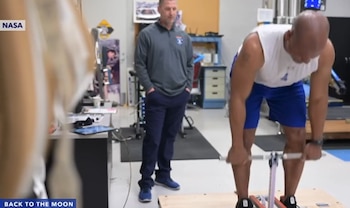 La tripulación de Artemis II utiliza un volante de inercia para mantener la fuerza muscular durante la misión lunar (NASA).