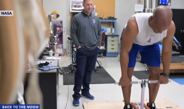 Cada astronauta dedicó treinta minutos diarios a entrenar con un volante de inercia de 14 kilogramos de peso