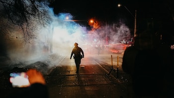 Un agente federal dispara a