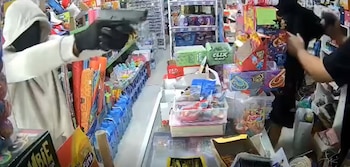 28/08/2026 Investigan un atraco con arma de fuego en un bazar de Los Palacios cuyo responsable resultó herido.
El área de Investigación del Puesto de la Guardia Civil de los Palacios (Sevilla) analiza el atraco con arma de fuego sucedido en un bazar del municipio cuyo responsable ha resultado herido.
POLITICA ANDALUCÍA ESPAÑA EUROPA SEVILLA
@LASEVILLAENFURECIDA
