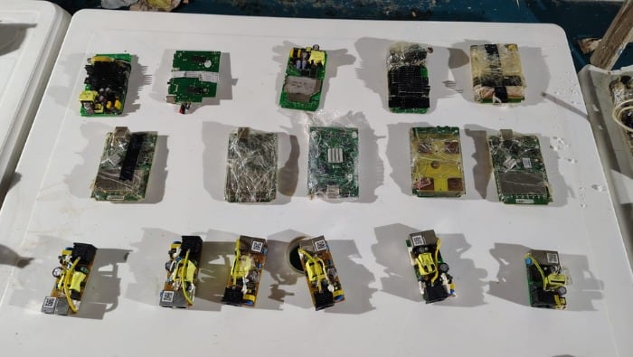 Se hallaron 25 routers (24 artesanales y 1 de marca), teléfonos celulares, cables y otros dispositivos de conectividad. (GOB)