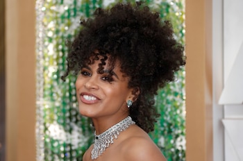 Zazie Beetz resiste la presión estética de la alfombra roja y defiende la moda como acto de autoexpresión creativa y libertad (REUTERS/Eric Gaillard)