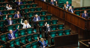 El Parlamento de Polonia evalúa