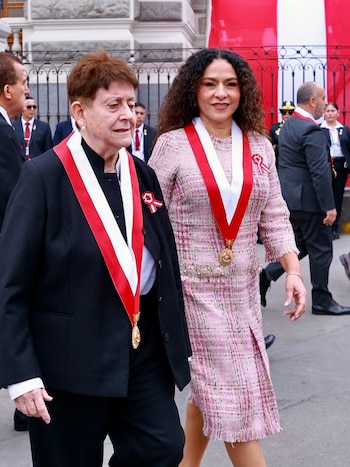En el look de Cecilia Chacón, la especialista destacó el tweed como tela formal, pero cuestionó el color por “empalidecer” y un maquillaje demasiado oscuro para un evento de día. Congreso de la República.