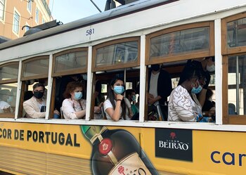 Un grupo de pasajeros con