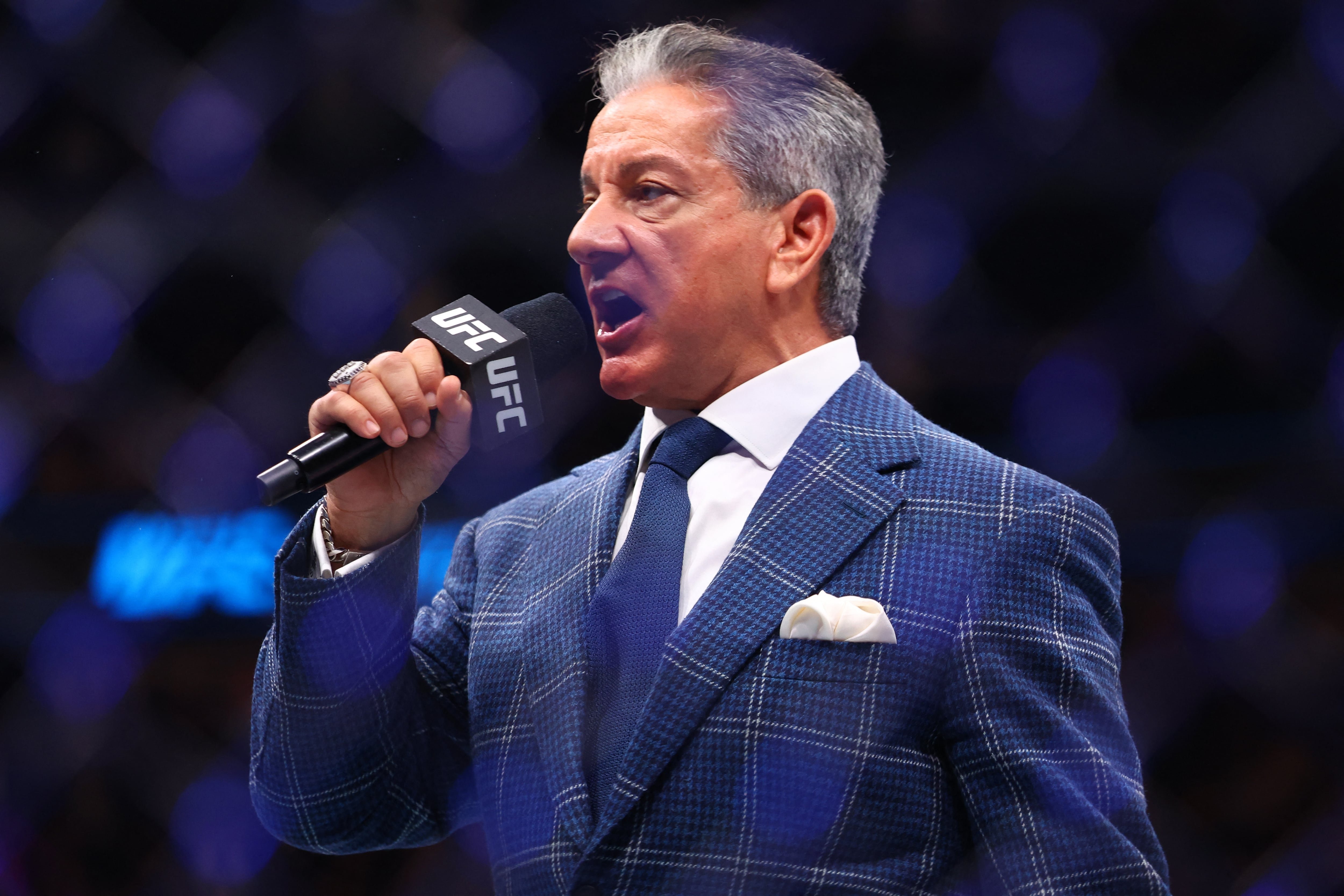 La permanencia de Bruce Buffer hasta 2031 representa un ciclo histórico que refuerza el atractivo global y la tradición de la UFC ante nuevos públicos
(Images via Reuters/Andrew Boyers)