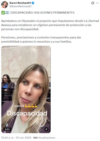 Captura de pantalla de un mensaje en la red social X con texto sobre discapacidad y un video de una mujer rubia en un recinto legislativo