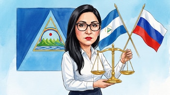 Ilustración de mujer con gafas, cabello negro, camisa blanca y falda oscura, sosteniendo una balanza dorada. Al fondo, escudo de Nicaragua y banderas de Nicaragua y Rusia.