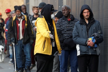 Una fila pra distribución de comida para indigentes en San Francisco. Los sin techo están expuestos a la enfermedad, sin una cobertura médica (Reuters)