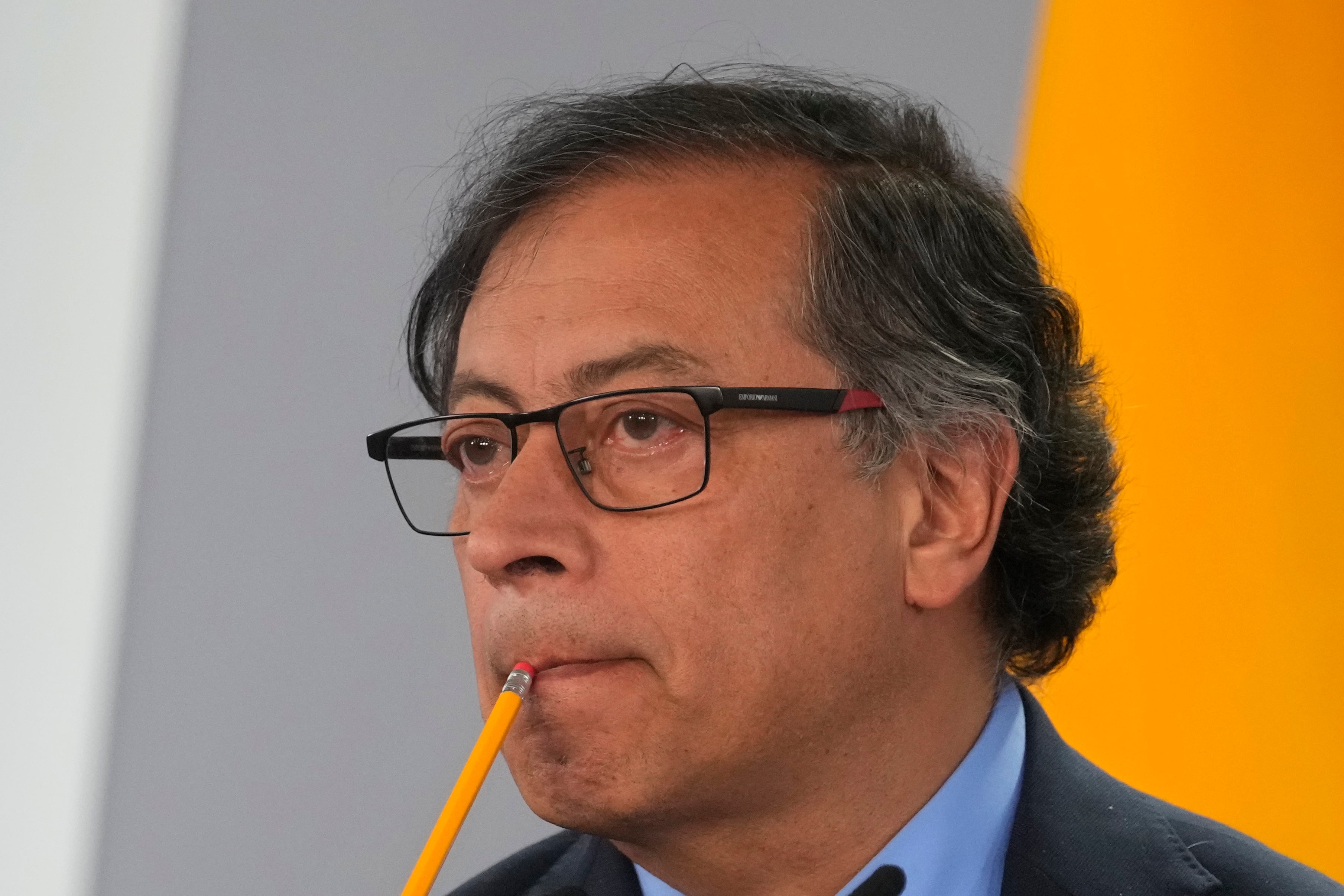 El presidente de Colombia, Gustavo Petro, escucha al presidente del gobierno de España, Pedro Sánchez, en una conferencia de prensa en el Palacio de la Moncloa en Madrid, España, el jueves 4 de mayo de 2023. Petro está de visita en España. El mandatario colombiano protagonizó el viernes 5 de mayo de 2023 un nuevo enfrentamiento con el fiscal general de la Nación, Francisco Barbosa. (AP Foto/Paul White)