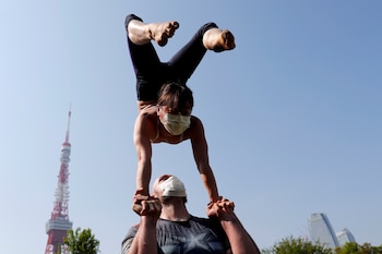 La creadora de contenido respondió que practicar acroyoga implica contacto físico, pero no autoriza a vulnerar el consentimiento - crédito Reuters