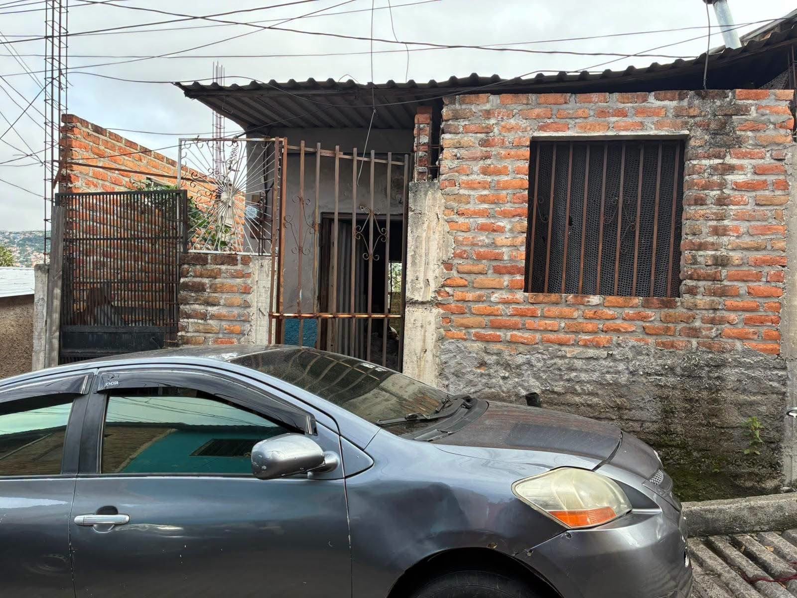 Durante los allanamientos, los agentes reportaron el hallazgo de armas de fuego y otros indicios que serán examinados. (Foto: Cortesía redes sociales)