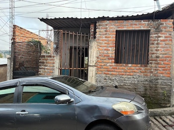 Durante los allanamientos, los agentes reportaron el hallazgo de armas de fuego y otros indicios que serán examinados. (Foto: Cortesía redes sociales)