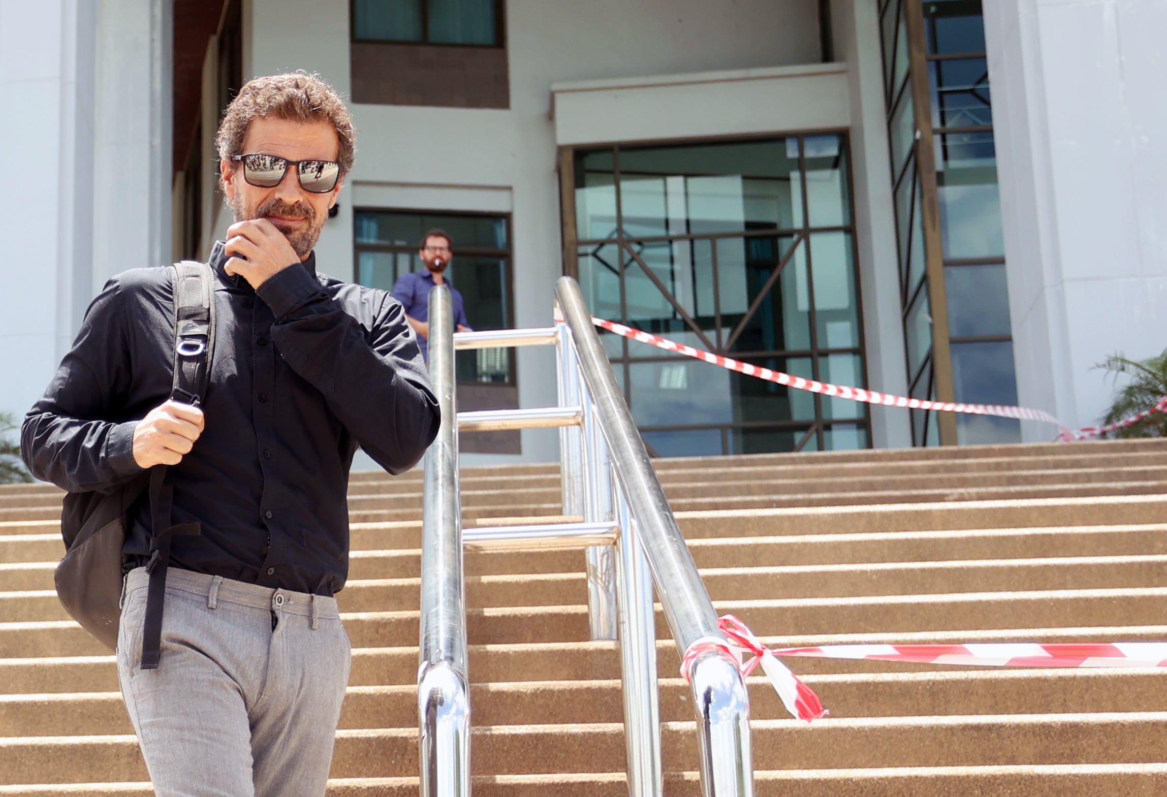 Rodolfo Sancho abandona el Tribunal Provincial de Samui tras la condena a cadena perpetua de su hijo Daniel Sancho en Tailandia. EFE/ Sitthipong Charoenjai