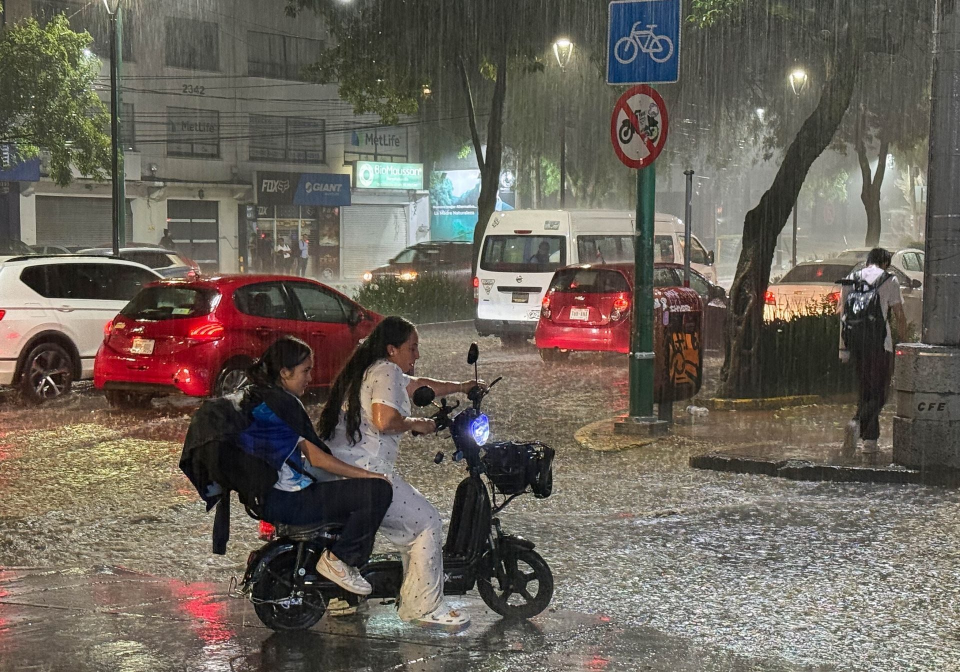 La persistencia de lluvias intensas llevó a la emisión de alertas roja y amarilla en varias demarcaciones de la capital. Los trabajos de emergencia y prevención se mantienen activos ante el pronóstico de más precipitaciones. (FOTO: CAMILA AYALA BENABIB / CUARTOSCURO.COM)