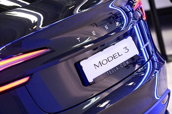 El Modelo 3 de Tesla ve un importante recorte de precio en China ante creciente competencia. (REUTERS/Angelika Warmuth)