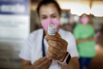 Fotografía de archivo de una dosis de la vacuna de AstraZeneca. EFE/Nathalia Aguilar