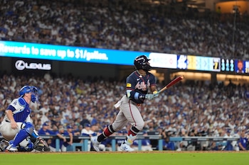 Michael Harris II, de los Bravos de Atlanta, observa su doble productor durante la séptima entrada del Juego 2 de la Serie Divisional de la Liga Nacional frente a los Dodgers de Los Ángeles, el domingo 4 de octubre de 2026, en Los Ángeles. (AP Foto/Mark J. Terrill)