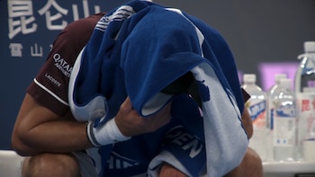 Novak Djokovic volvió a ganar un partido luego de tres meses, pero dejó otra imagen preocupante tras sus recientes problemas de salud