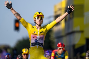 Lorena Wiebes celebra al cruzar la línea de meta para ganar la segunda etapa (Jean-Christophe Bott/Keystone vía AP)