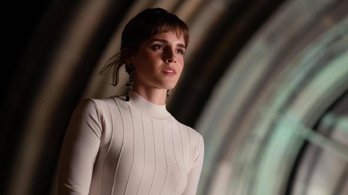 El minimalismo y la elegancia se fusionan en un vestido blanco acanalado de cuello alto que resalta la presencia natural de Emma Watson(HBO Max)