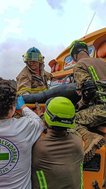 Cuerpos de socorro brindan primeros auxilios a las víctimas tras quedar atrapados entre los hierros retorcidos del autobús (Cortesía: Protección Civil).