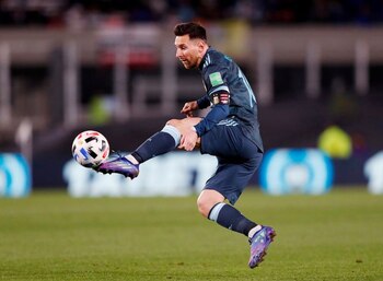 Lionel Messi controla el balón