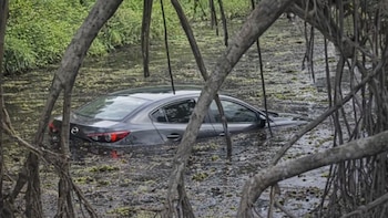 Carro cayó en un cuerpo de agua en Cartagena: las autoridades investigan la insólita situación