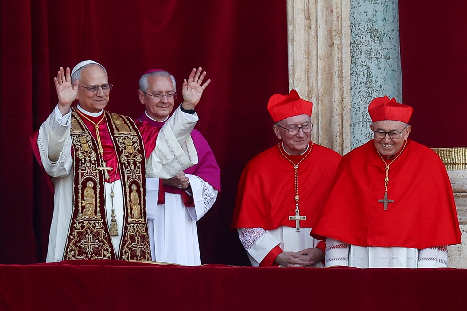 El recién elegido Papa León XIV, el cardenal Robert Prevost de los Estados Unidos, aparece en el balcón de la Basílica de San Pedro, en el Vaticano, el 8 de mayo de 2025
