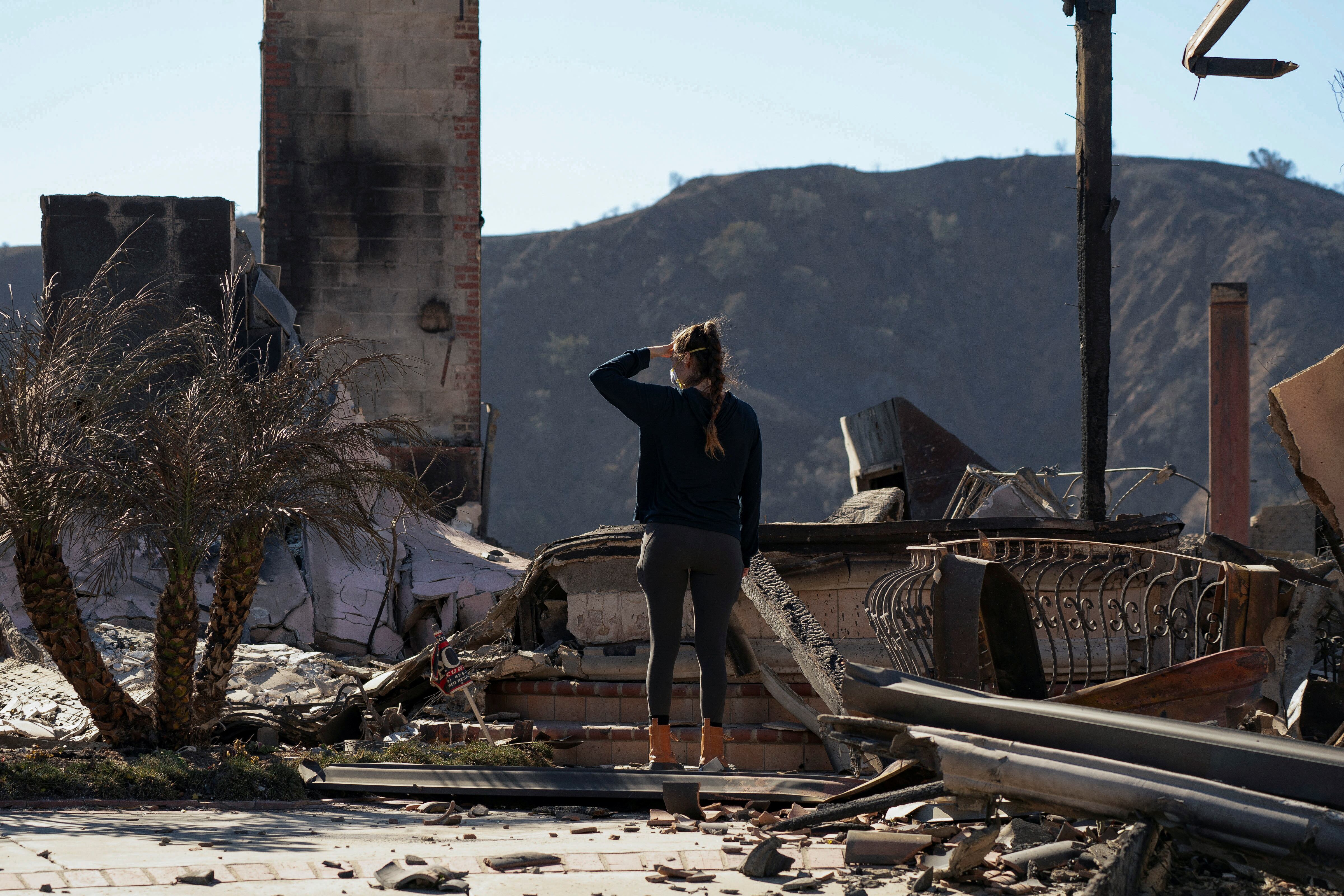 Las zonas evacuadas son peligrosas, a pesar de que se haya extinguido el incendio. (REUTERS/David Ryder)