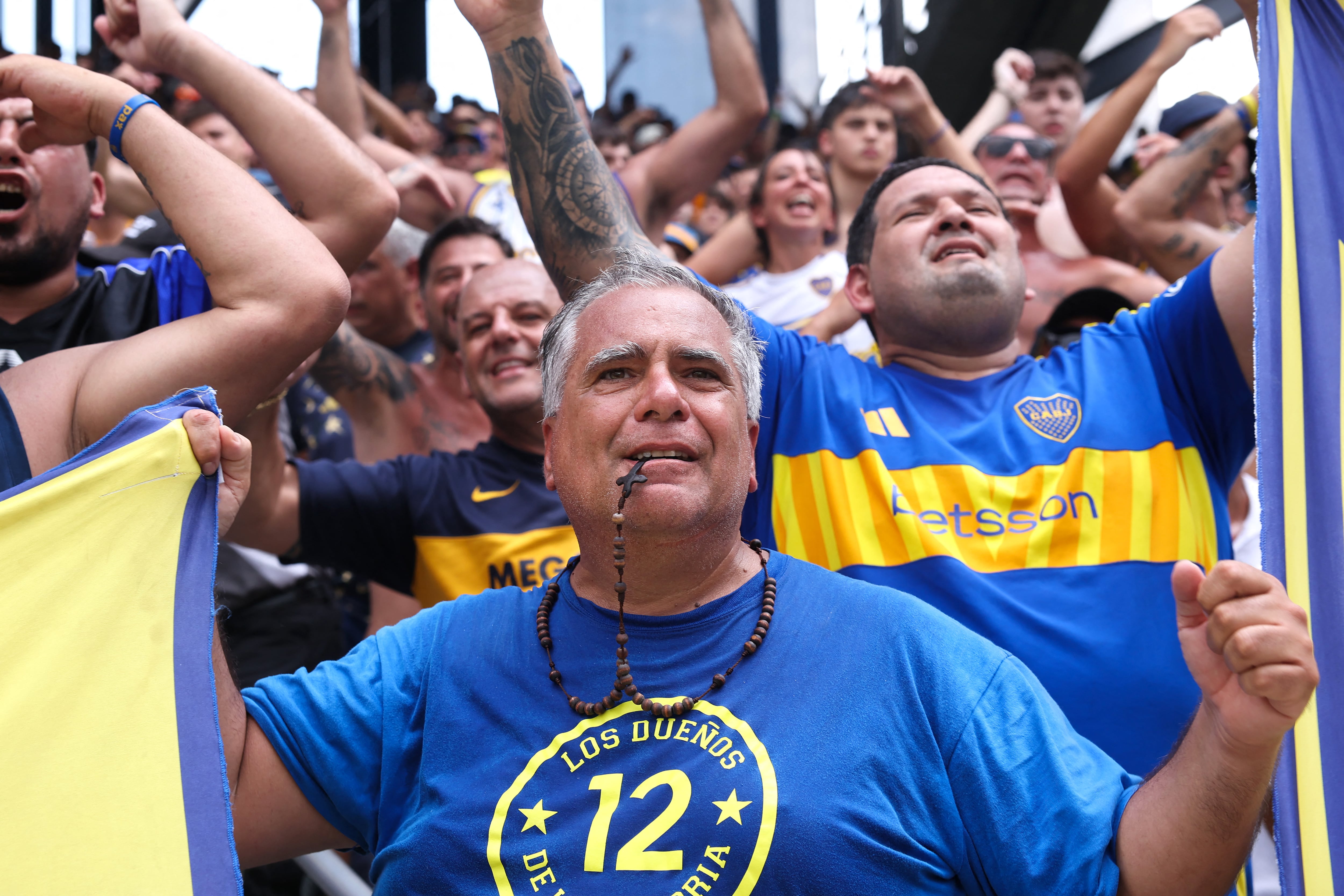 Toda la fe del simpatizante con el rosario